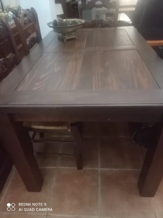 Mesa de madera y 4 sillas