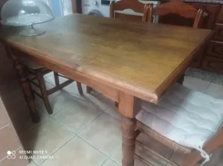 Mesa de madera y 4 sillas