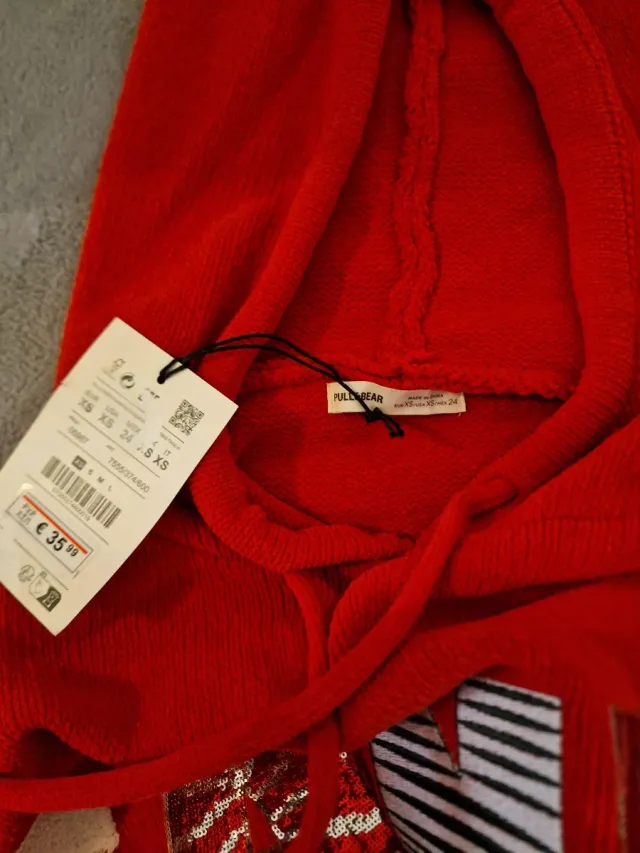 Sudadera Pull&Bear Roja con Gorro Navideño