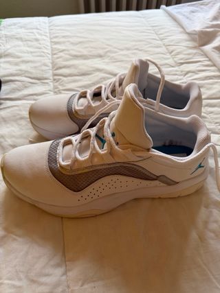Zapatillas Nike Jordan Blancas y Turquesa