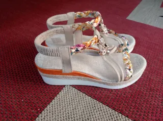 Sandalias cuña verano beige multicolor