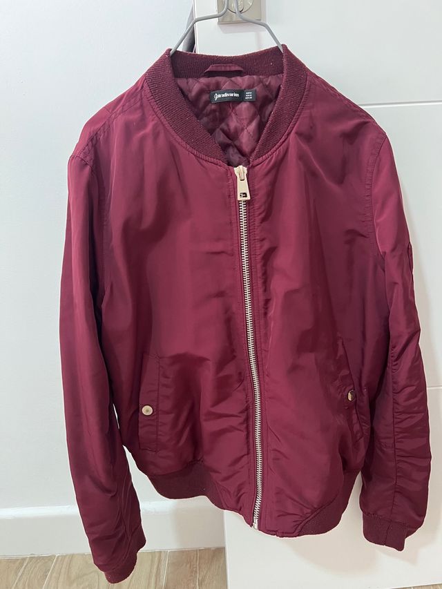 Chaqueta bomber Stradivarius burdeos