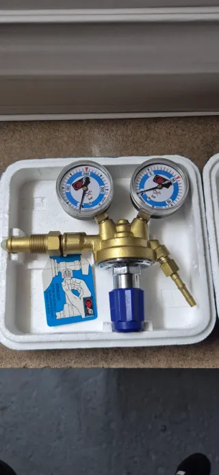 Regulador de Oxígeno con Manómetros