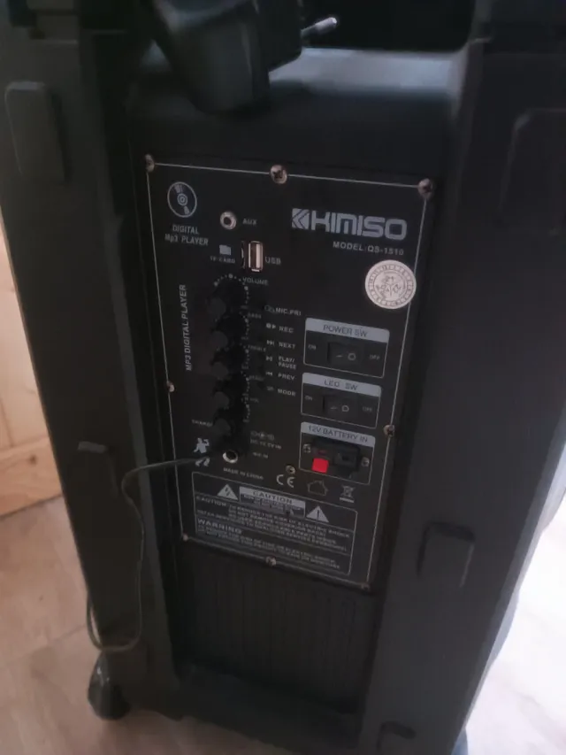 Altavoz Bluetooth con Asa, Ruedas y luces de color