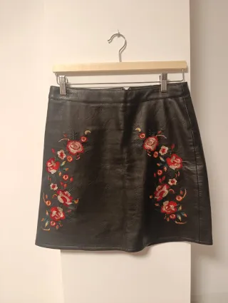 Falda negra bordada flores.