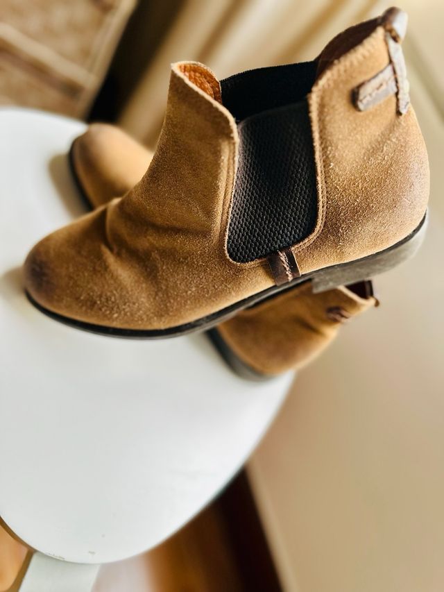 Botines chelsea ante marrón claro de piel