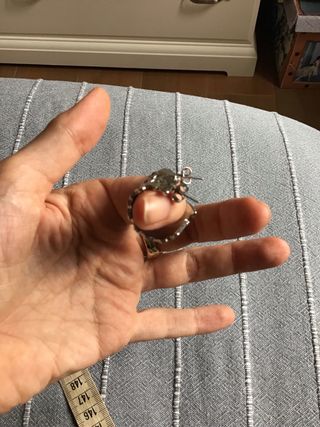 Pequeñas argollas plateadas