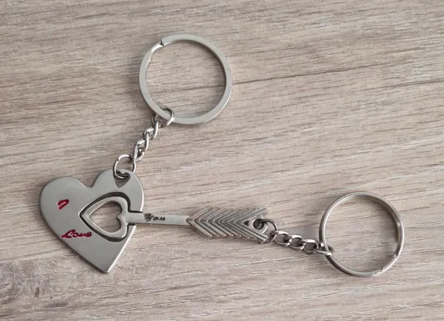 Llavero 2 piezas corazón y flecha amor