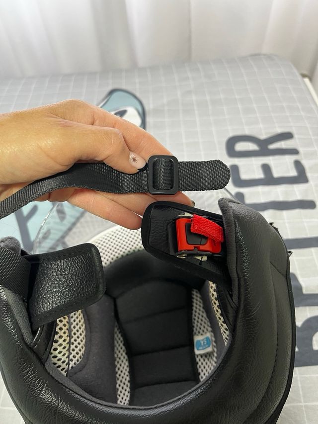 Casco infantil con diseño divertido