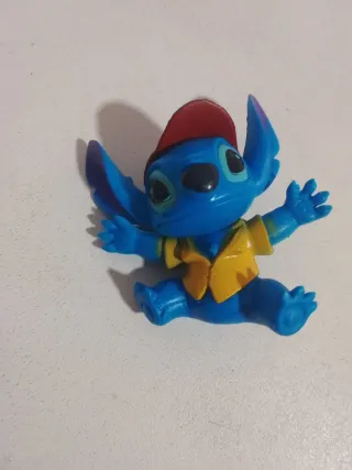 Figura Stitch con gorro y chaleco