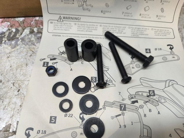 SOPORTE IZQUIERDO MALETA KAWASAKI VULCAN S 650 15