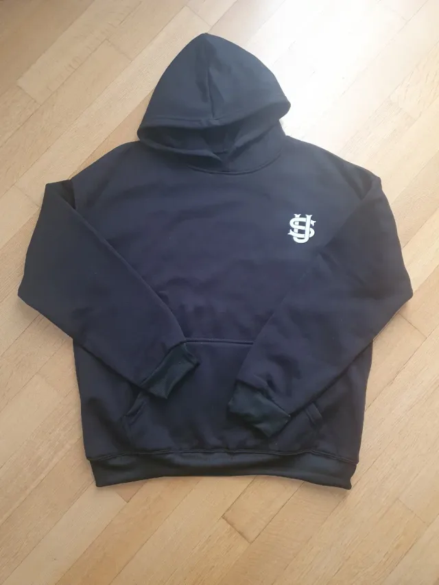 Tuta sportiva nera con logo