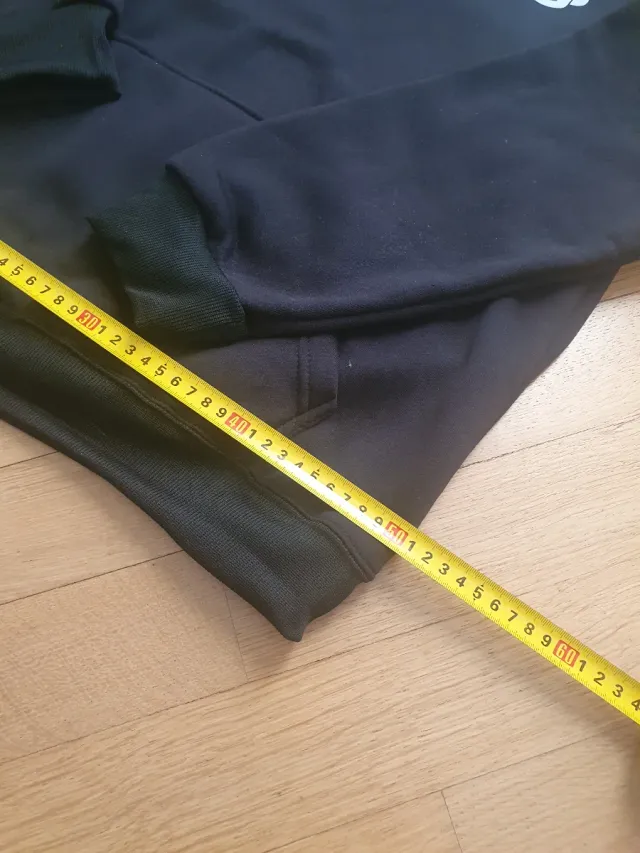 Tuta sportiva nera con logo