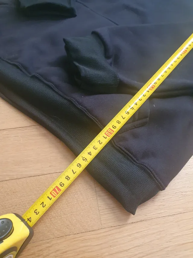 Tuta sportiva nera con logo