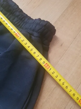 Tuta sportiva nera con logo