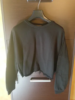 Felpa nera crop con strappi