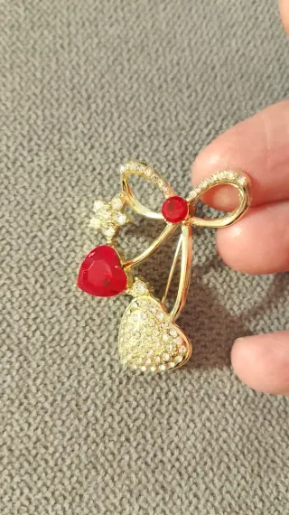 Spilla a forma di cuore con fiocco