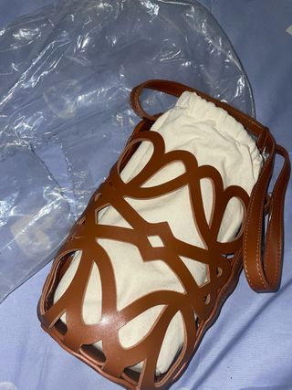 Bolso de cuero con diseño calado