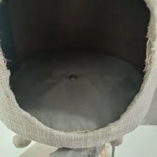 Rascador para gatos con guarida