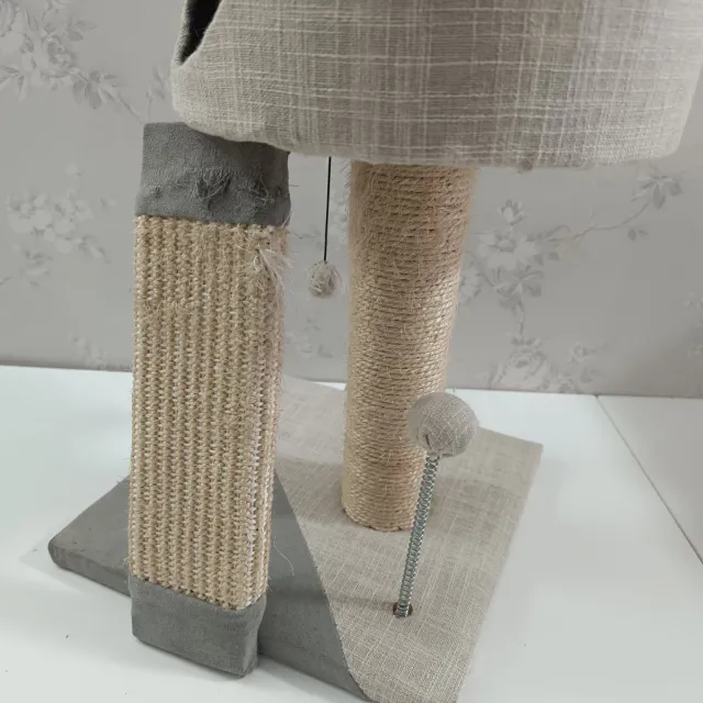 Grattatoio per gatti con rifugio