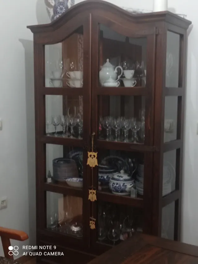 Vitrina de madera y cristal