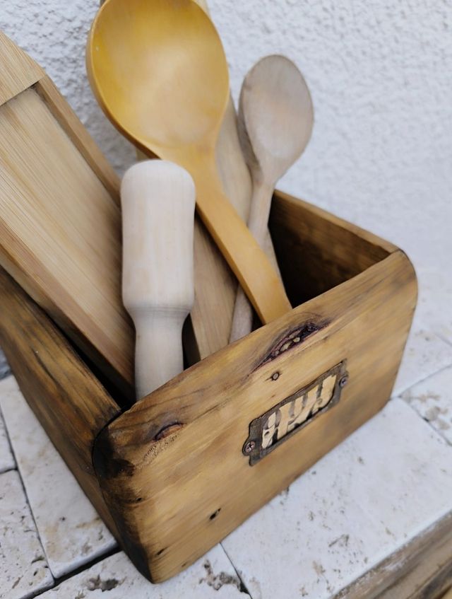 Caja de madera rústica para utensilios