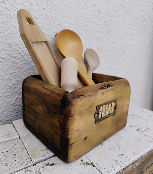 Caja de madera rústica para utensilios