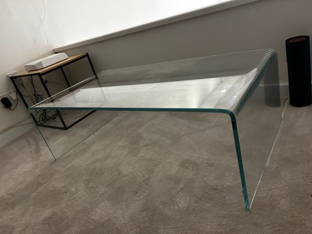 Mesa de centro de vidrio curvado