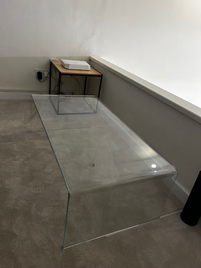 Mesa de centro de vidrio curvado