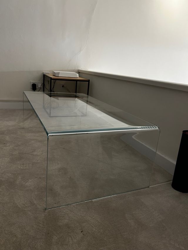 Mesa de centro de vidrio curvado