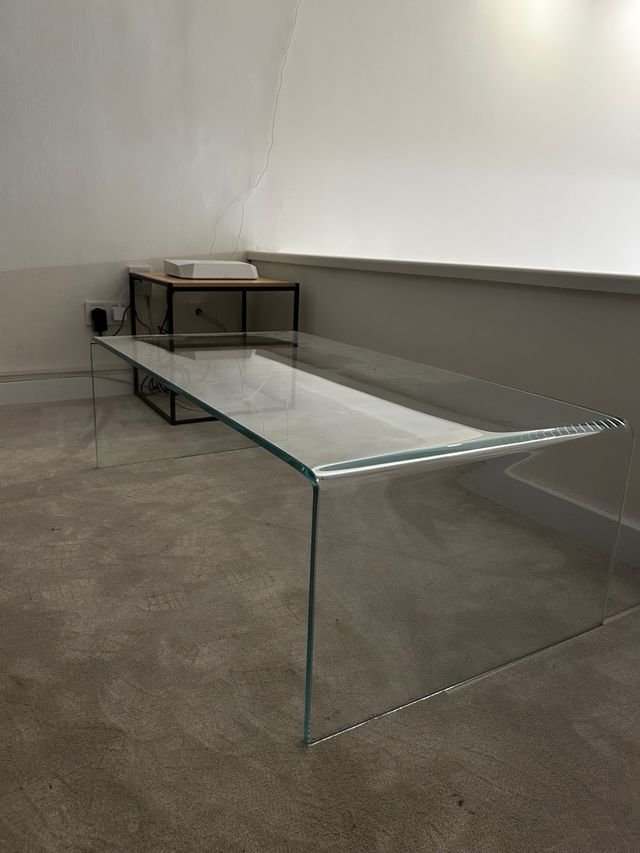 Mesa de centro de vidrio curvado