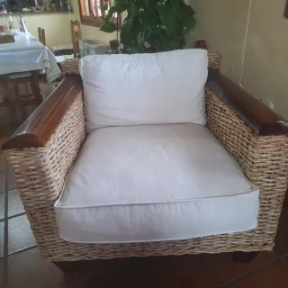 Sillón individual de mimbre y madera