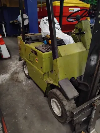 Carretilla elevadora CLARK