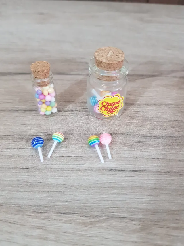 Miniature di caramelle e bottiglie
