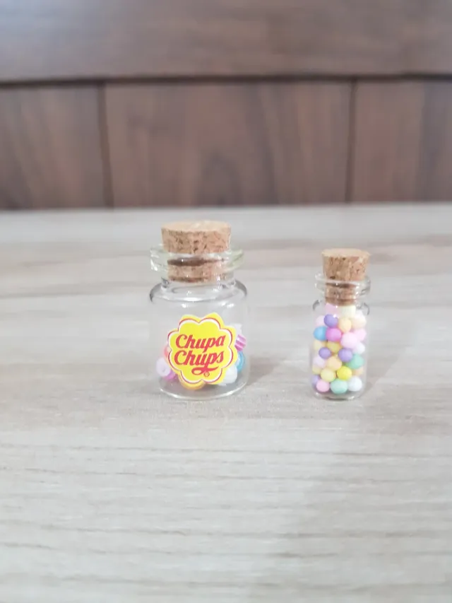 Miniature di caramelle e bottiglie
