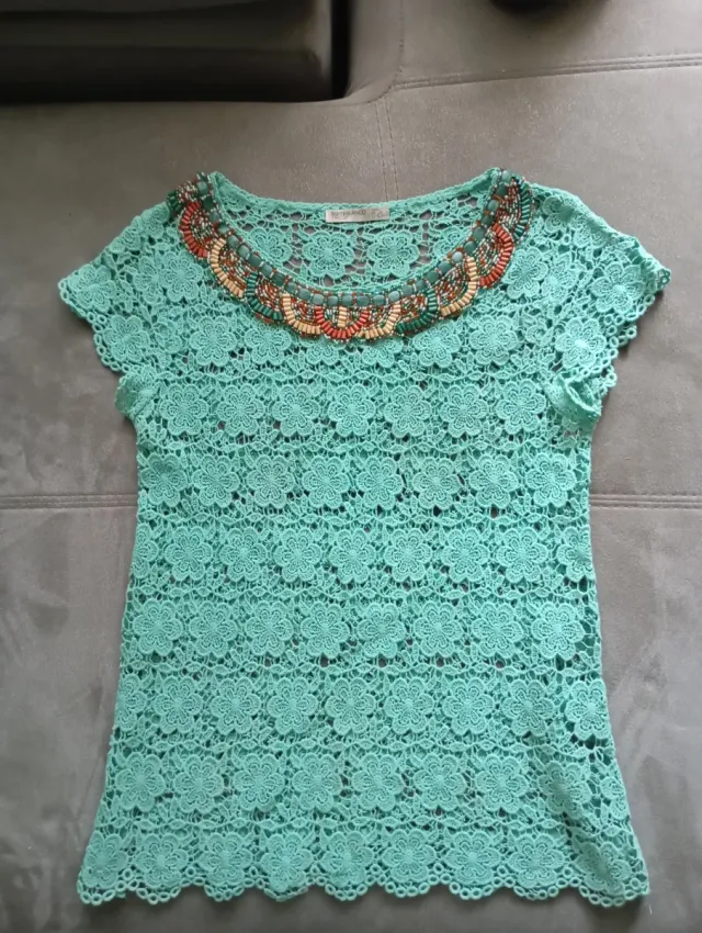 Camiseta calada con pedrería