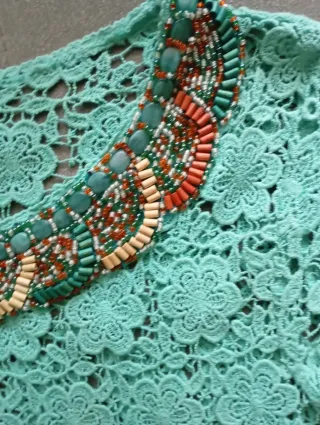 Camiseta calada con pedrería