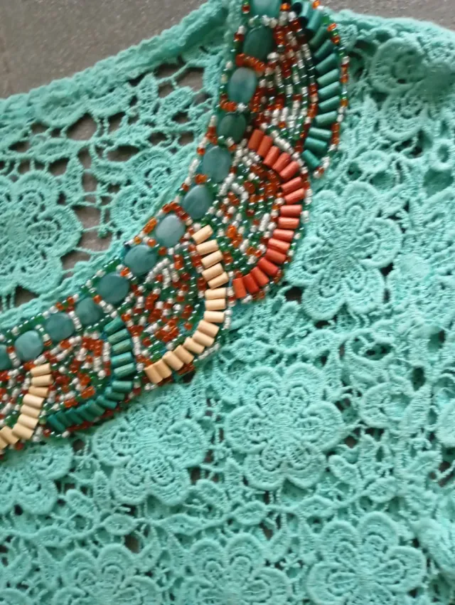 Camiseta calada con pedrería