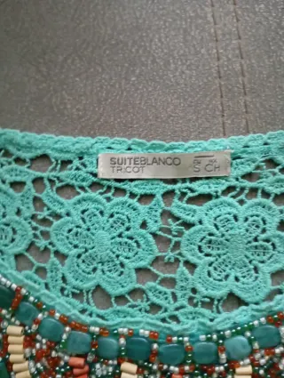 Camiseta calada con pedrería