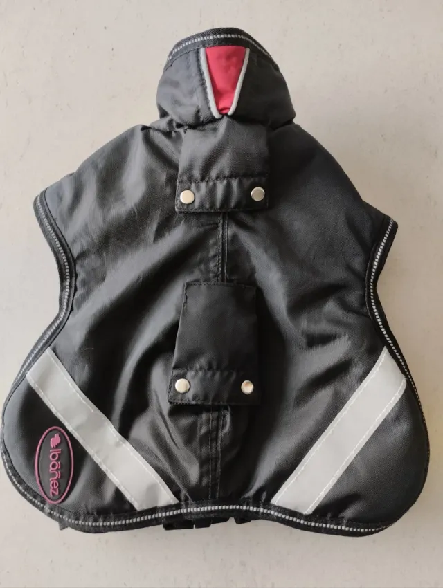 Abrigo impermeable y jersey perro
