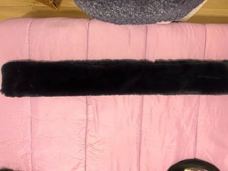 Cuello de pelo negro