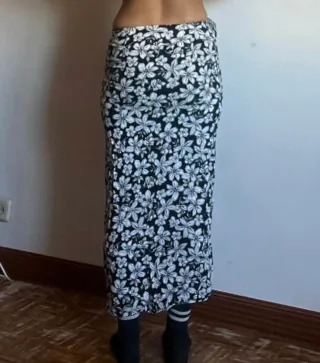 Falda larga negra con estampado floral