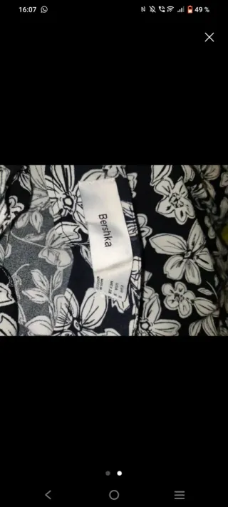 Falda larga negra con estampado floral