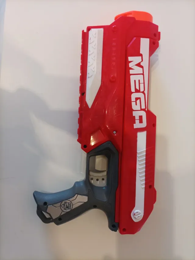 Pistola Nerf Mega Roja y Gris