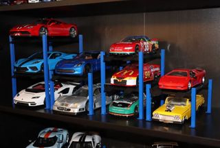 2 ELEVADORES O EXPOSITORES DE 2 COCHES ESCALA 1-18