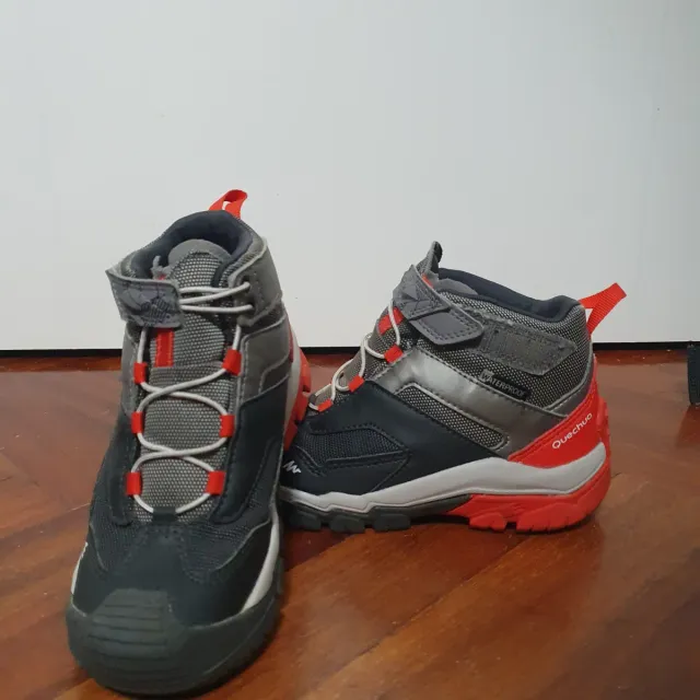 Botas montaña niño Quechua gris y rojo
