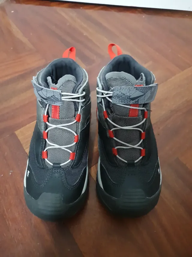 Botas montaña niño Quechua gris y rojo