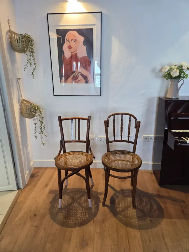 Sillas antiguas de madera y ratán