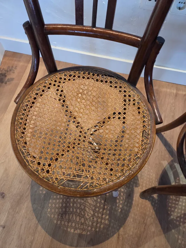 Sillas antiguas de madera y ratán