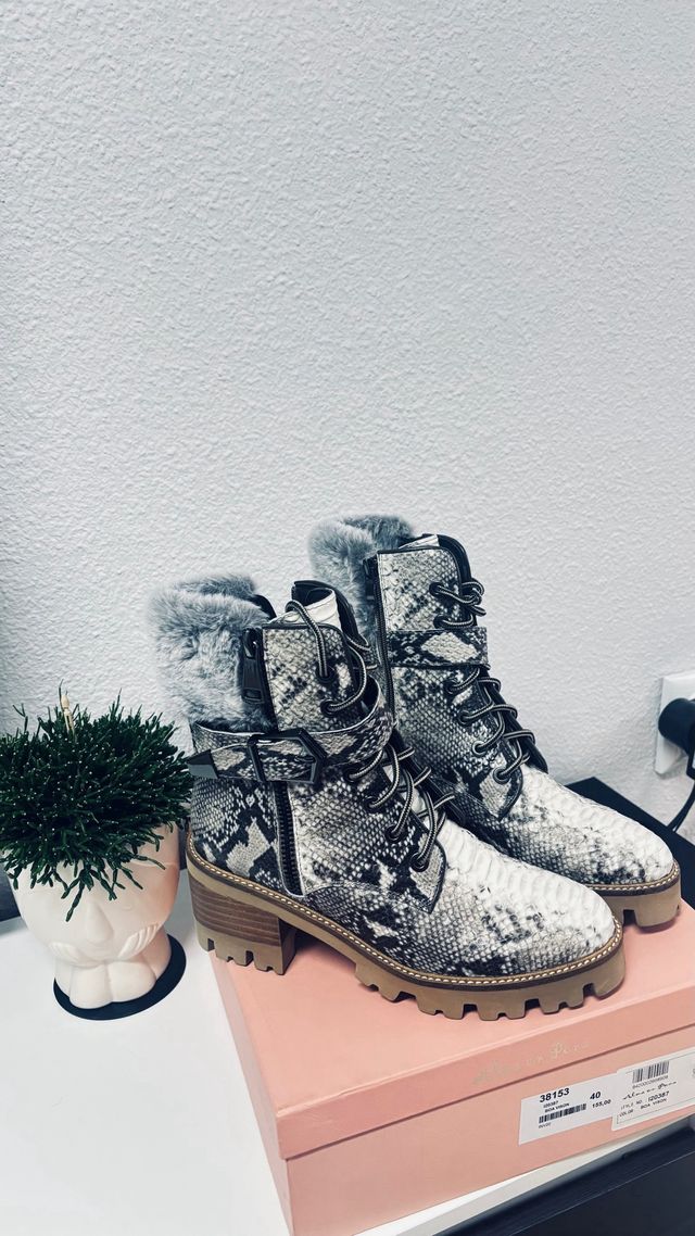 Botines Alma en Pena piel serpiente gris/blanco T4
